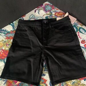 NWT NYDJ Ella cut shorts in black size 12